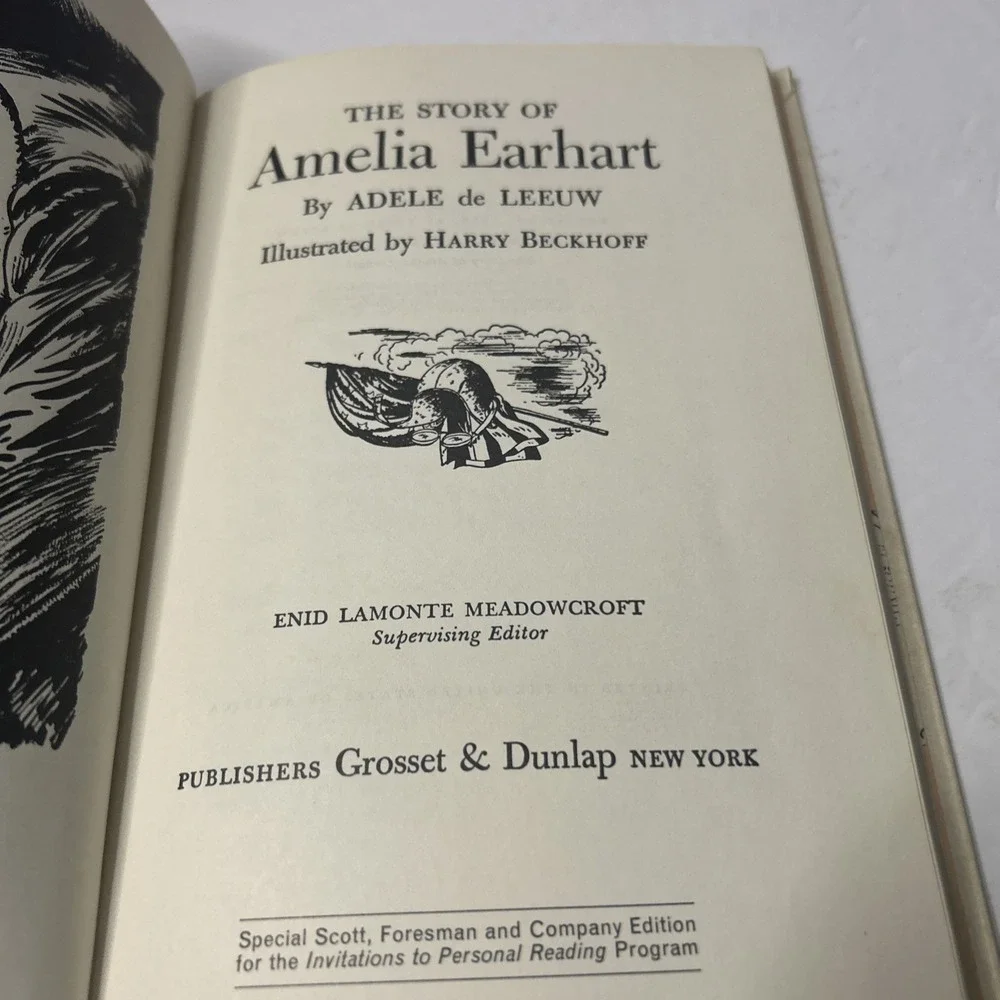 The Story of Amelia Earhart [Signature Books] Adele de Leeuw HC No DC 1955